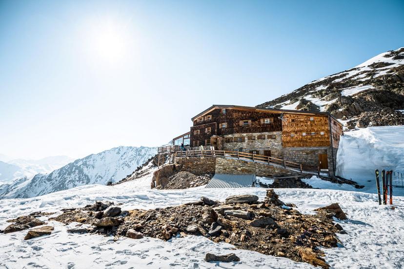 Similaunhütte (3,019 m) image 1