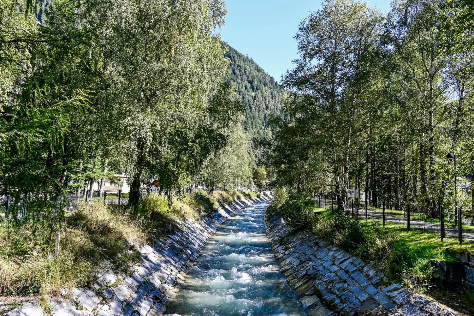 Längenfeld, Fischbach, Bergbach, Fluss, Überschwemmung,  Hochwasser, Schutzmassnahmen, Ötztal, Tirol, Wanderweg, Berge, Wald, Herbst, Sommer, Österreich