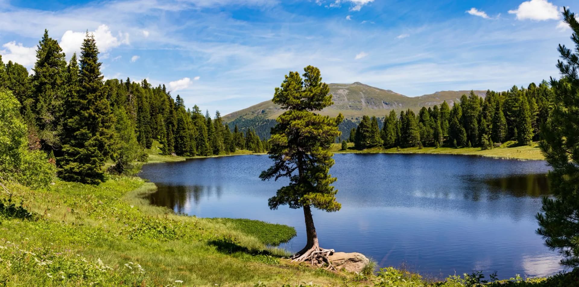 Schwarzsee in Kärnten, der drei Seen-Rundweg, Turracher Höhe, blauer Himmel ein Panorama.