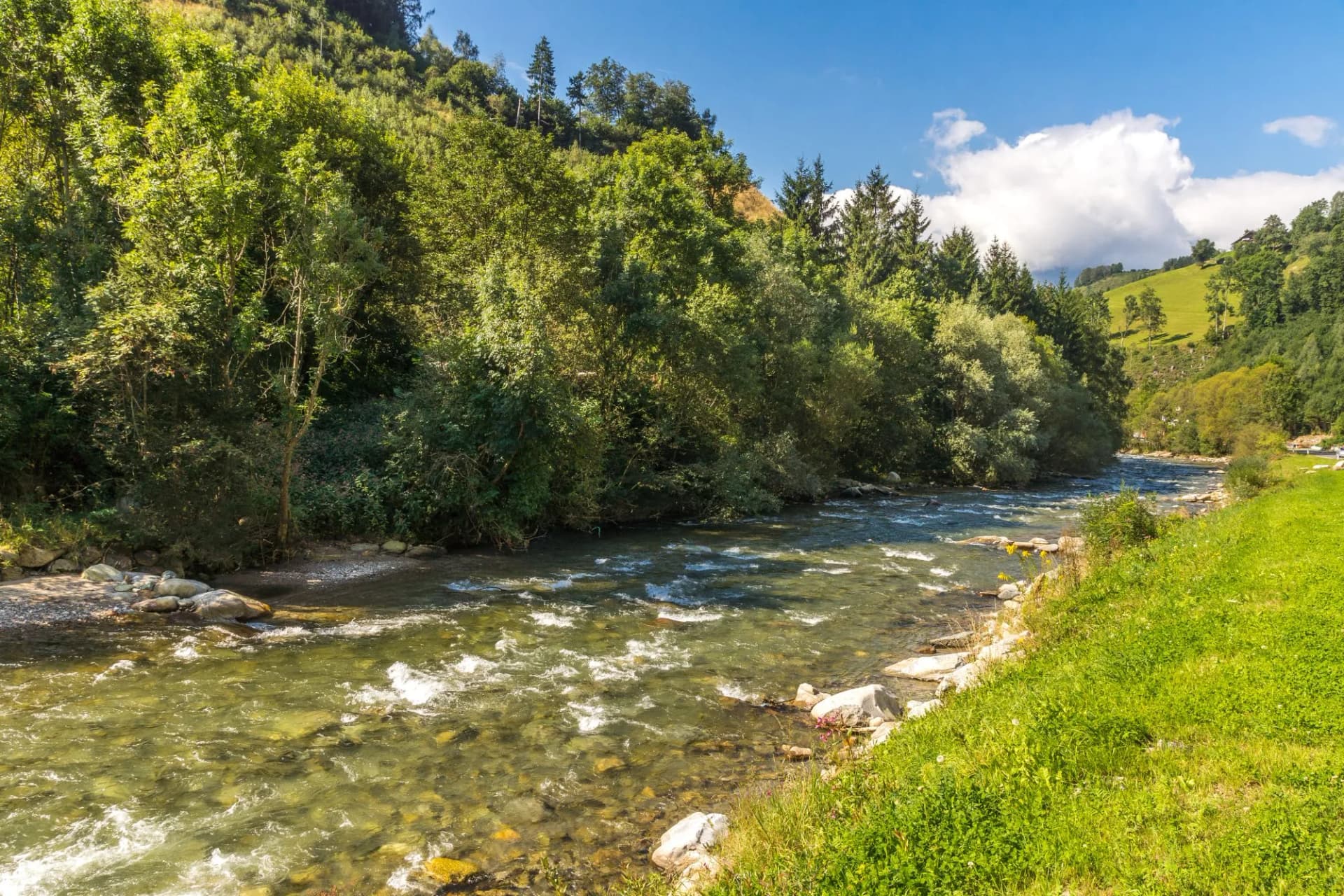 Ein Wildbach verläuft durch das Liesertal in Kärnten
