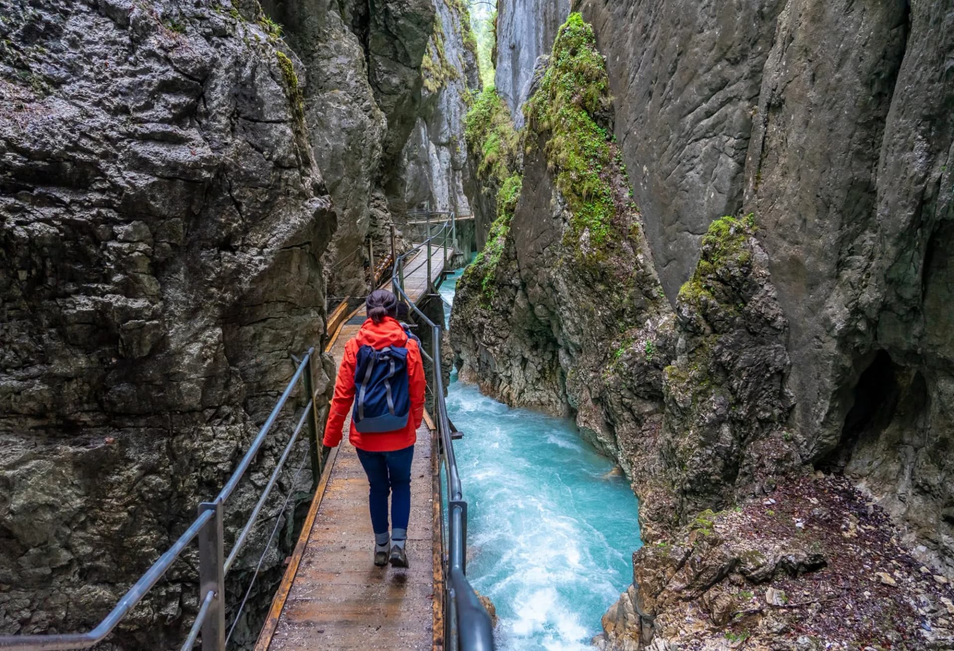 Schönes Bayern: Die wilde Leutaschklamm bei Mittenwald - Spaziergang einer Frau/Familie zum Wasserfall