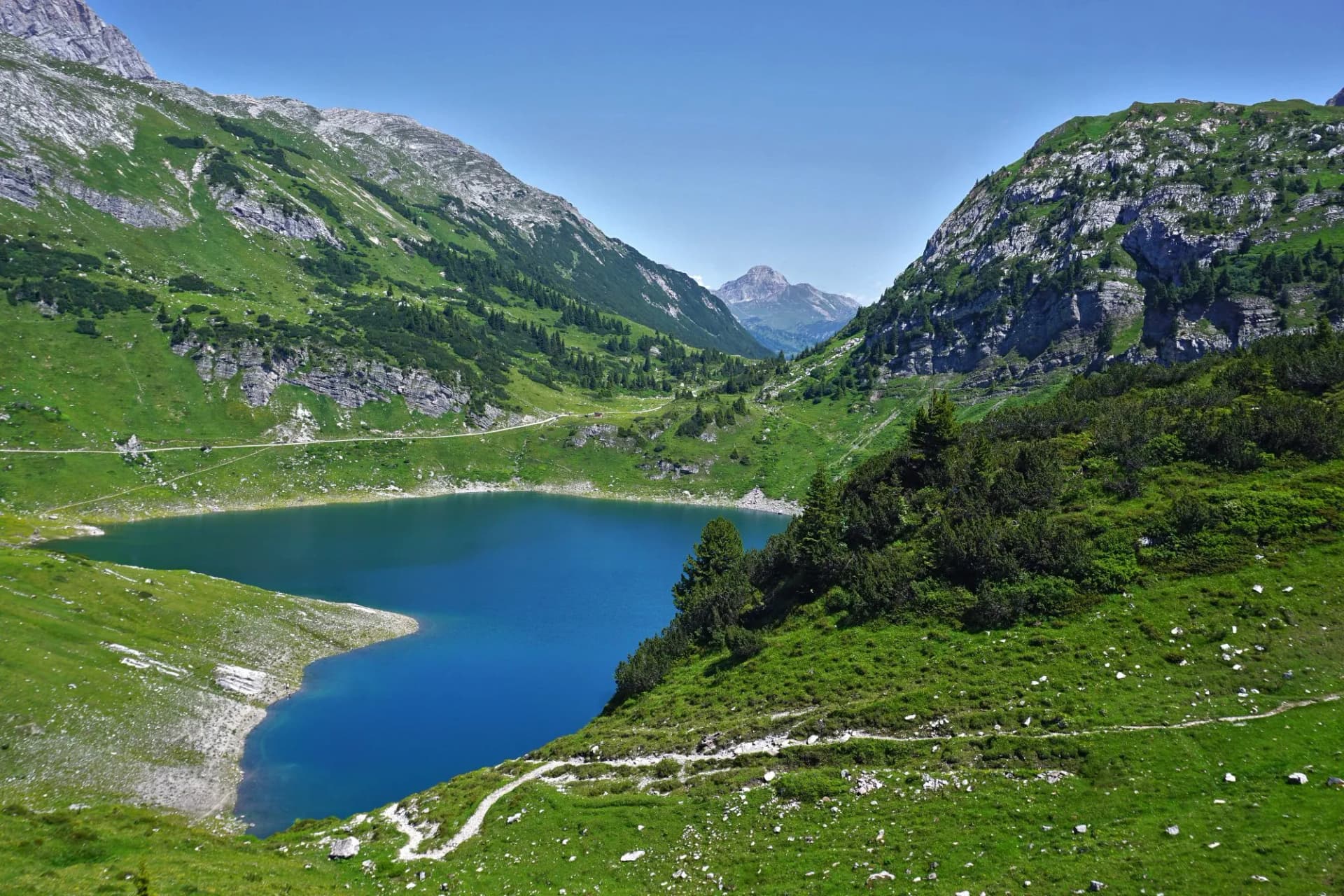 Formarinsee am Fuße der RotenWand im Lechquellengebirge, Vorarlberg, Österreich