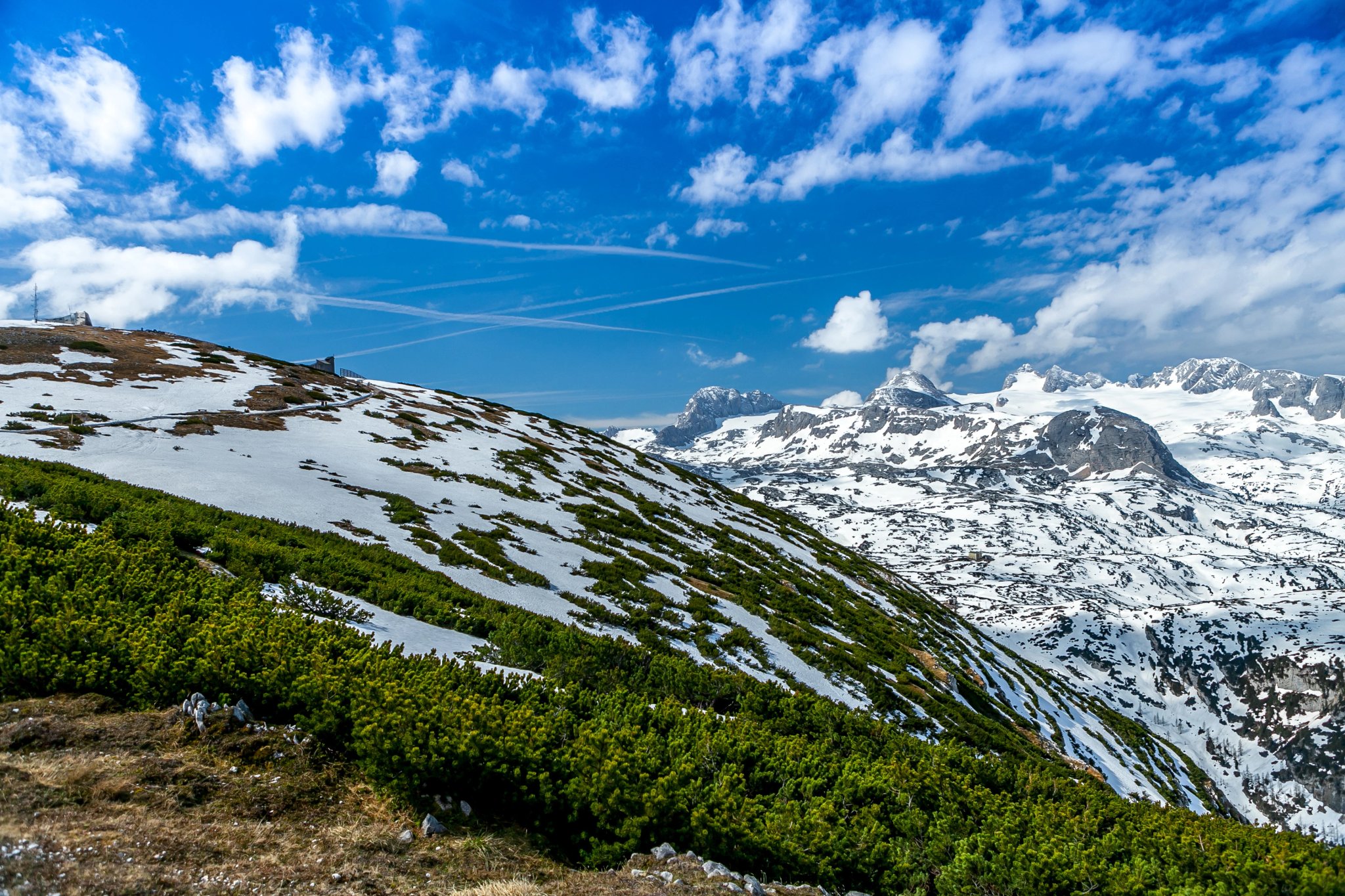 Pohled na zasněžené Alpy, Dachstein, Rakousko.