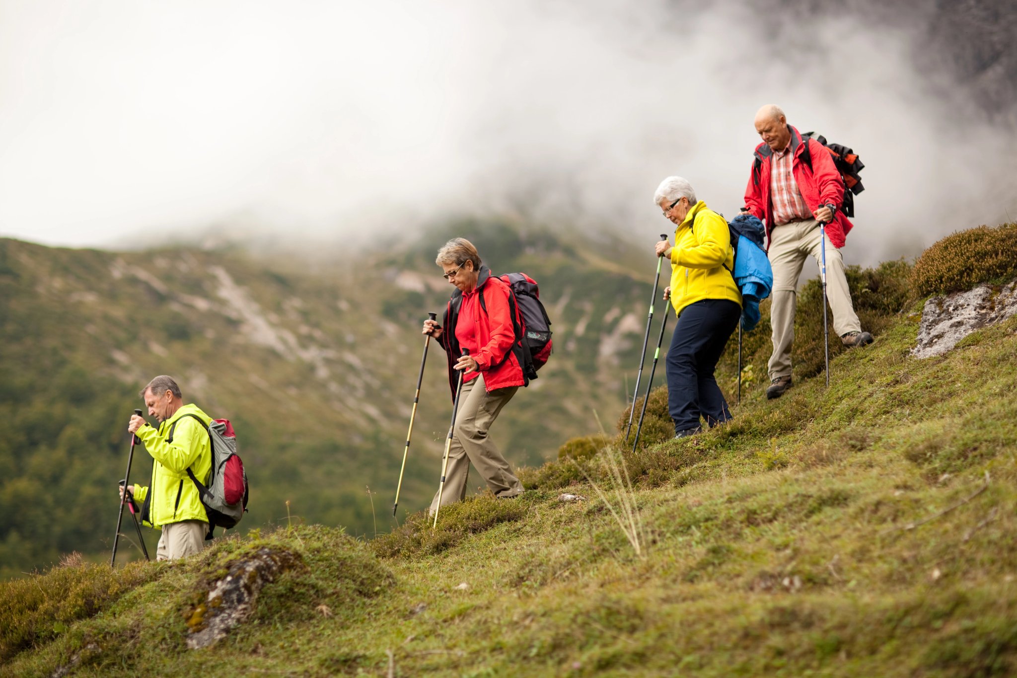 groupe de randonneurs seniors dans un terrain escarpé