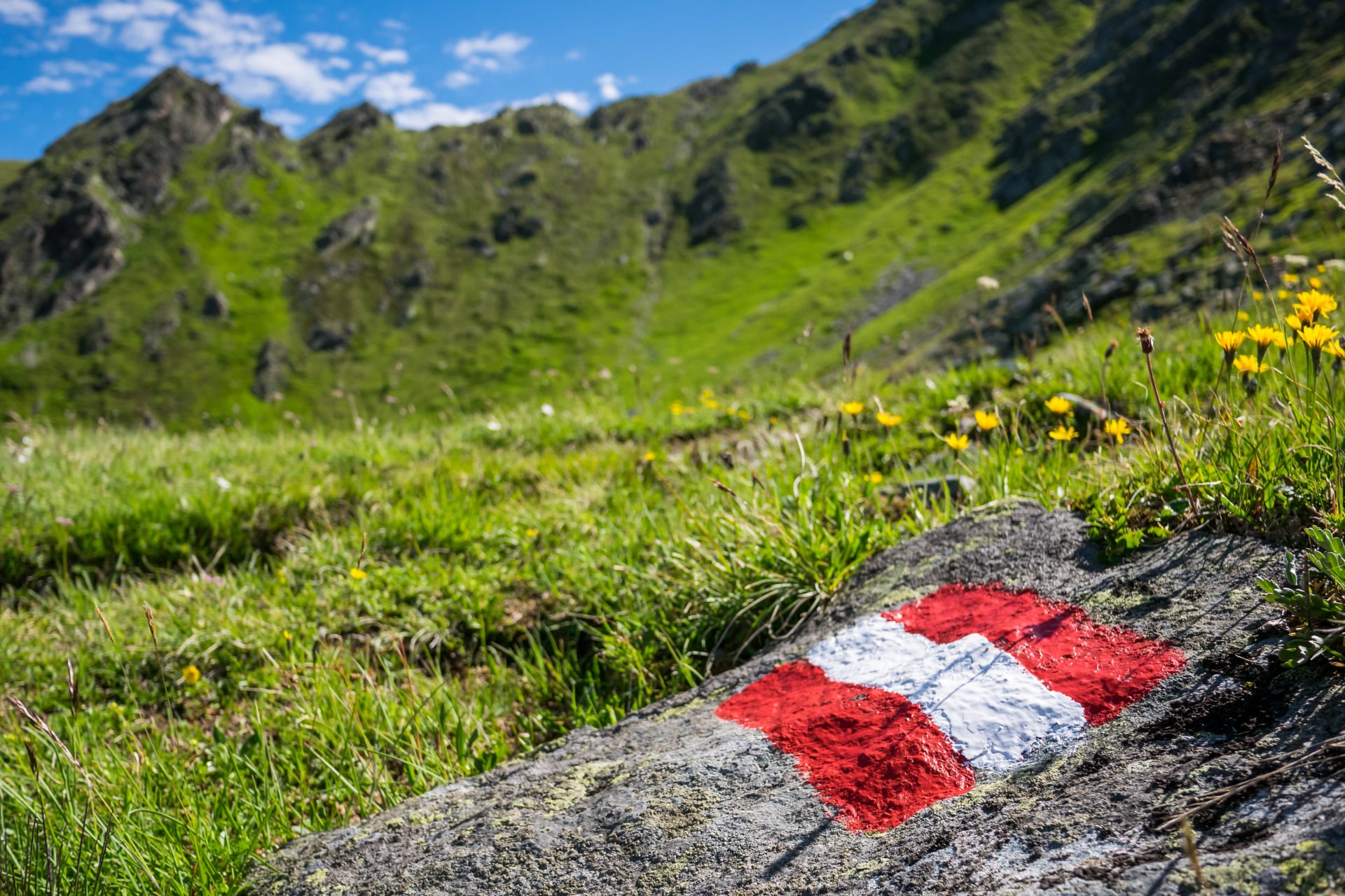 Marqueur de sentier sur un sentier de randonnée en Tyrol, Autriche