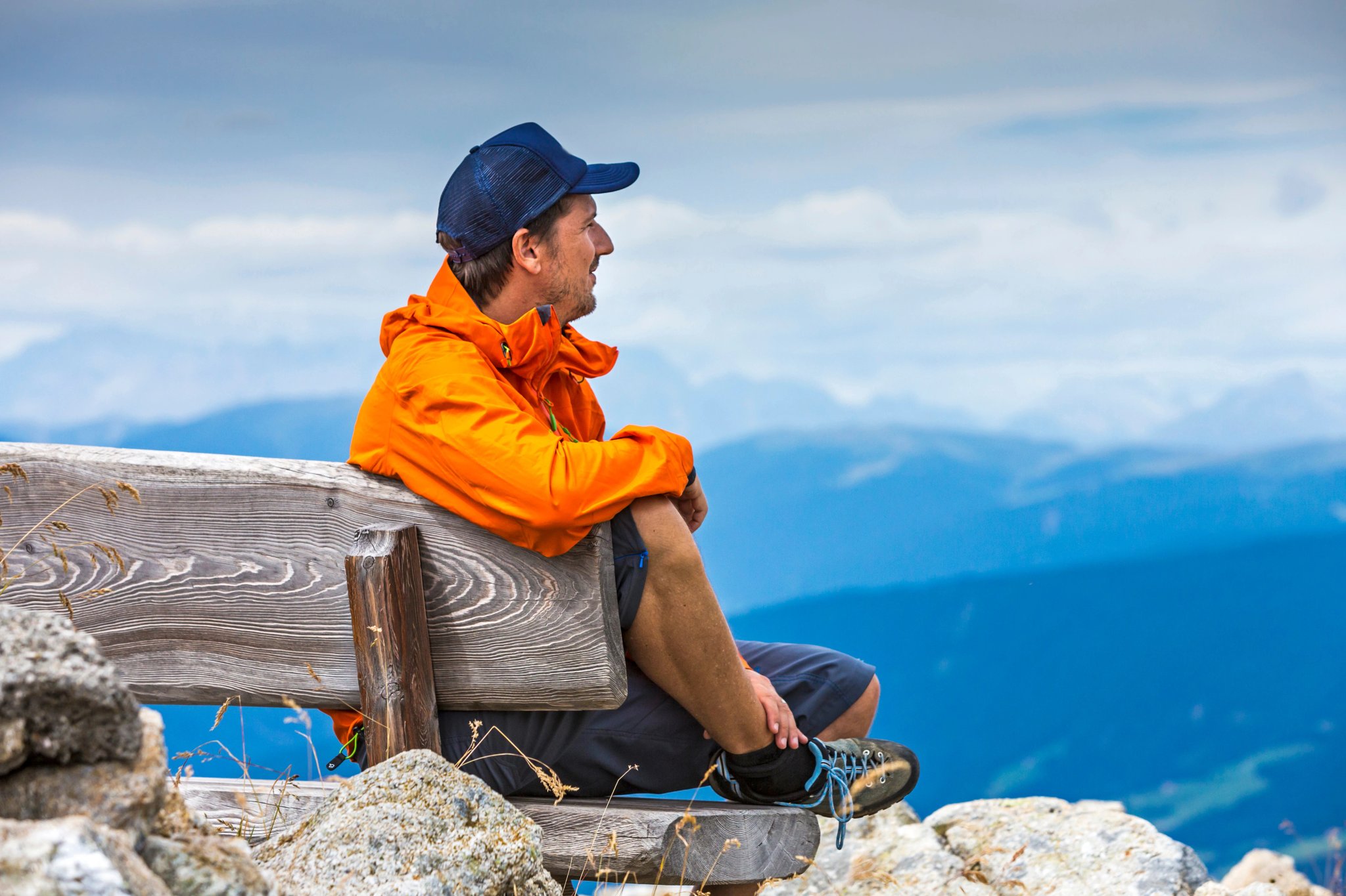 Vandrer på benk ved toppstopp