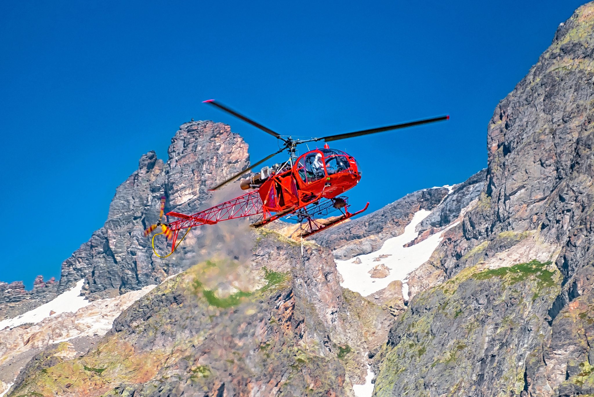 Helikopter i fjellene i aksjon