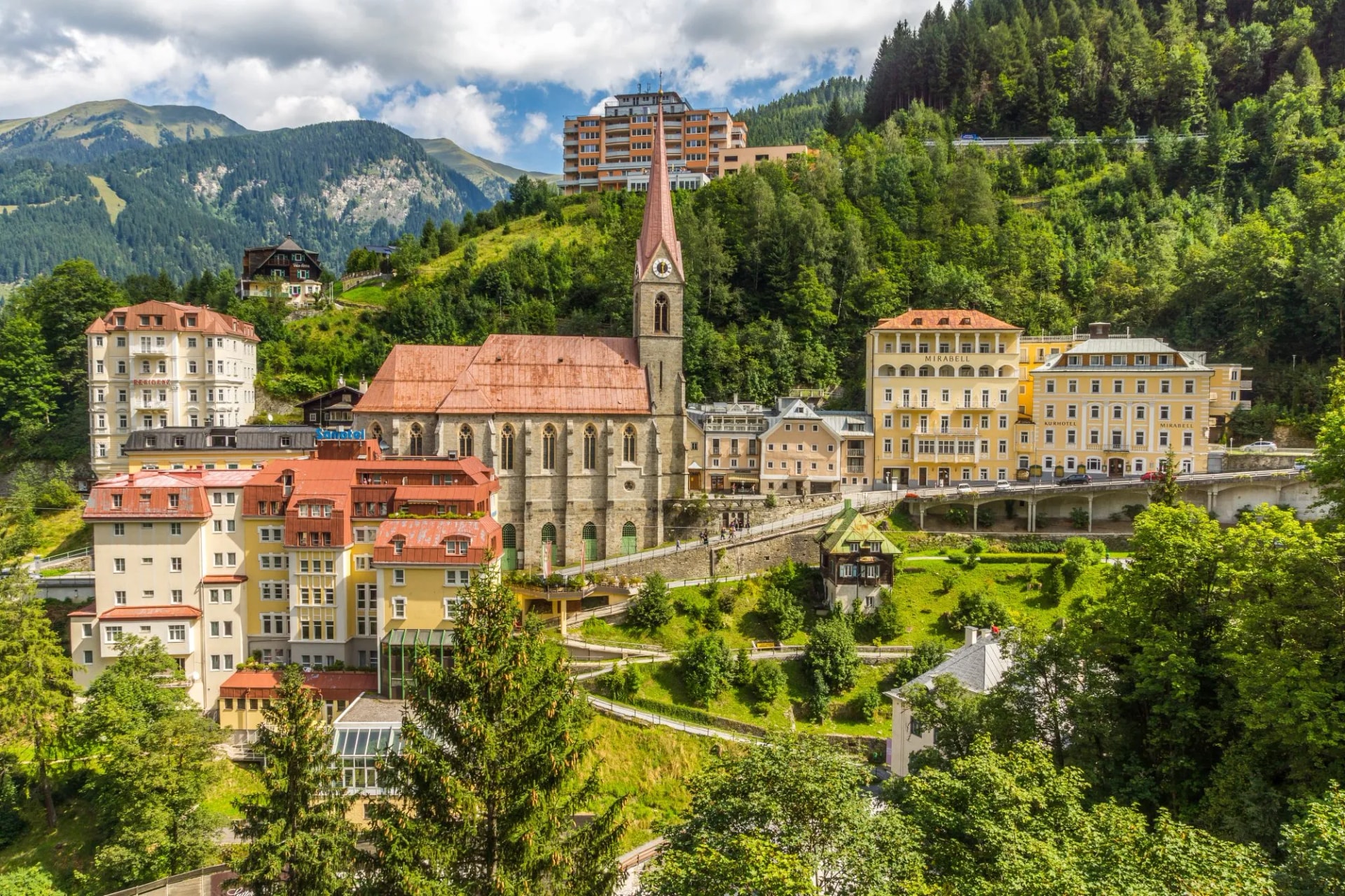 Stadtansicht von Bad Gastein mit der Primuskirche
