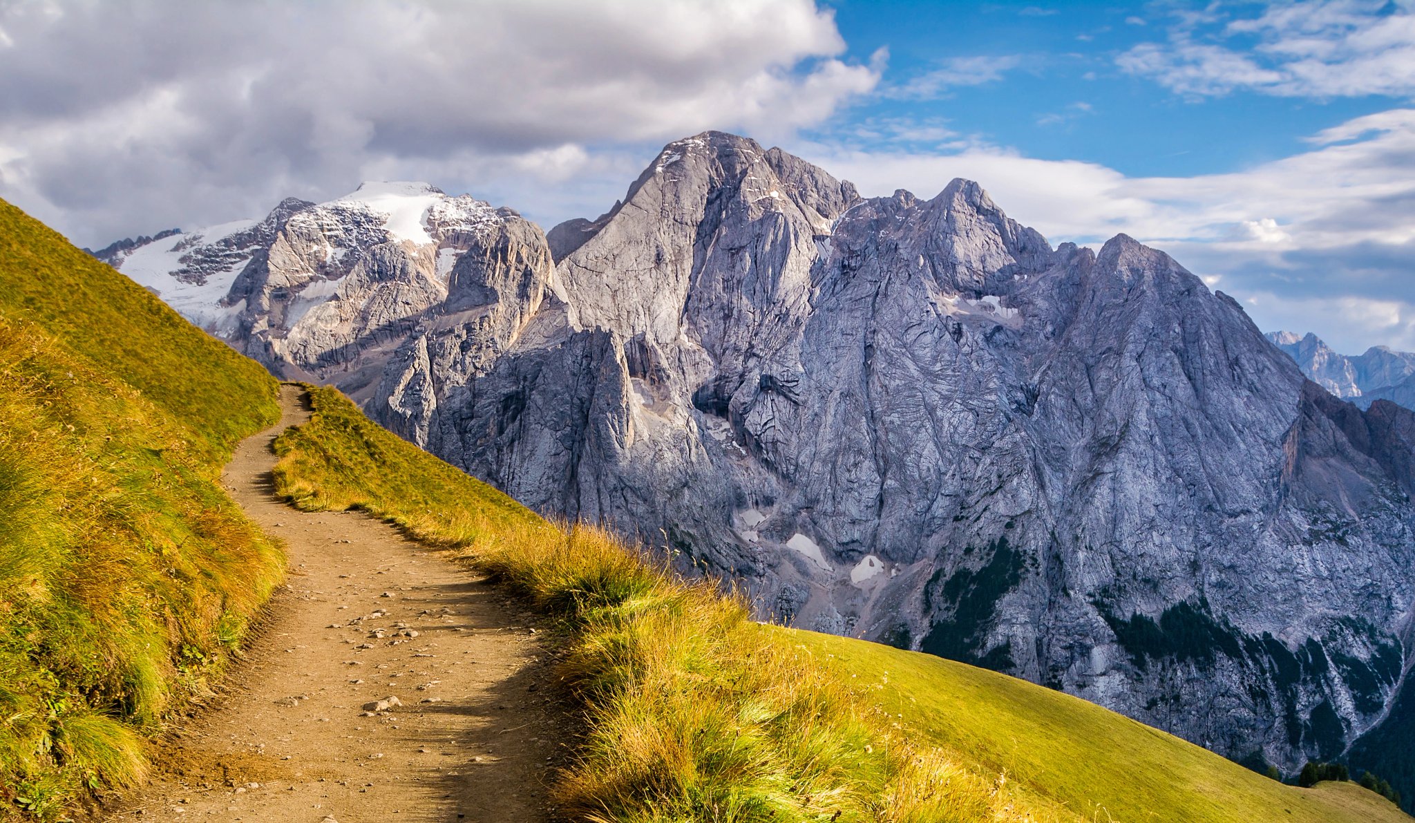 Erstaunliche Landschaft der Dolomiten. Erstaunlicher Blick auf den Marmolada-Berg. Standort: Südtirol, Dolomiten, Italien, Europa. Reisen in der Natur. Künstlerisches Bild. Schönheit der Welt.