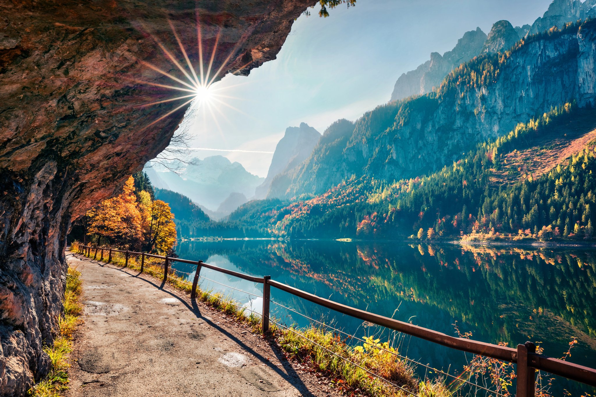 Scène d'automne ensoleillée du lac Vorderer (Gosausee). Vue colorée du matin sur les Alpes autrichiennes, Haute-Autriche, Europe. Contexte de beauté de la nature.