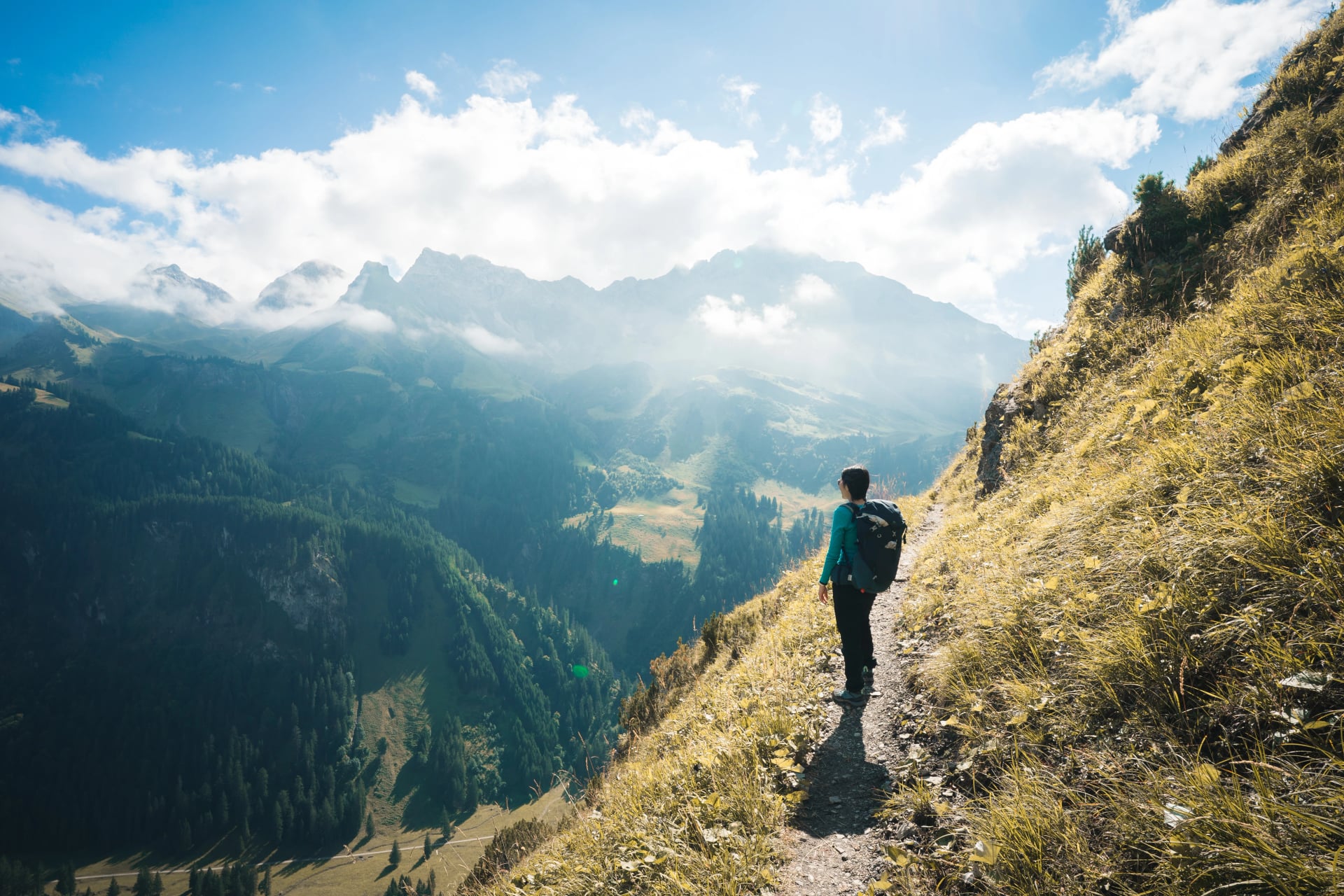 Eine weibliche Wanderin genießt den Blick auf die Allgäuer Alpen, Deutschland