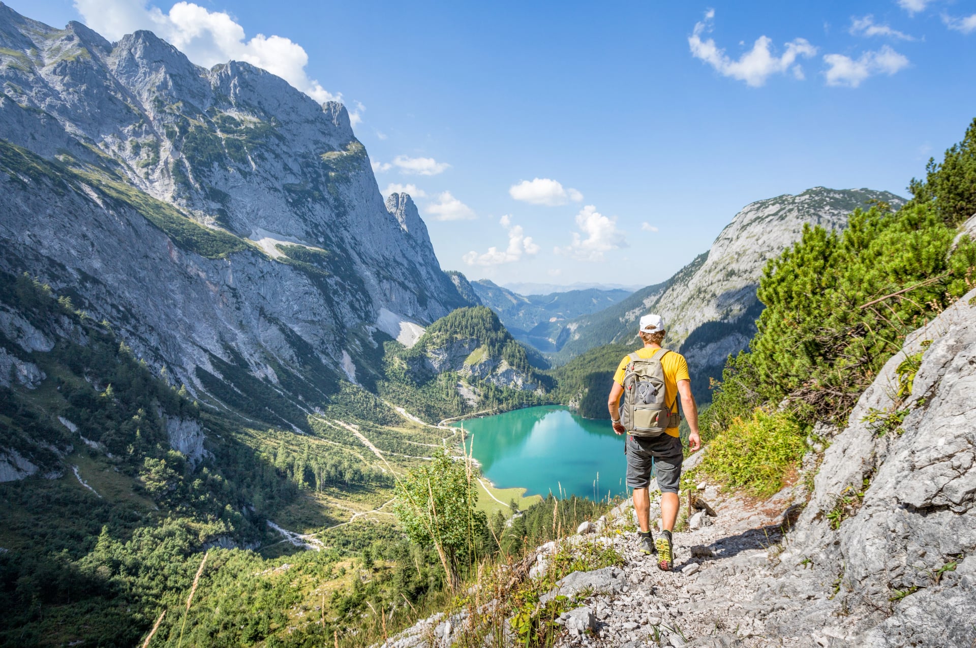 Bergsteiger wandert in den Bergen nahe Dachstein, Österreich