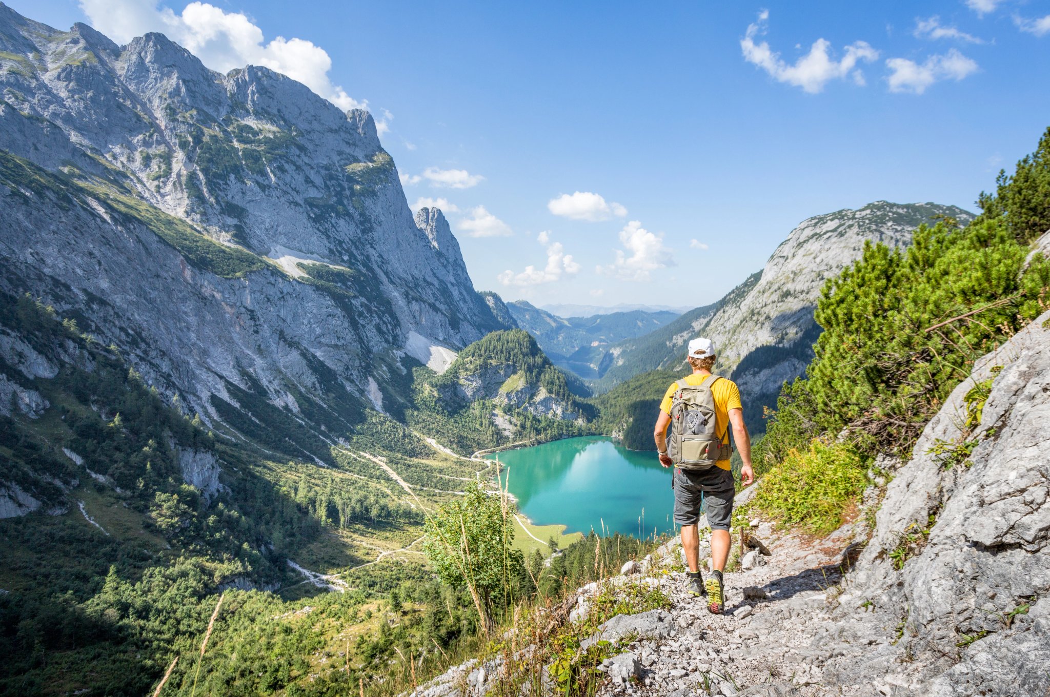 Alpiniste randonnant dans les montagnes près de Dachstein, Autriche