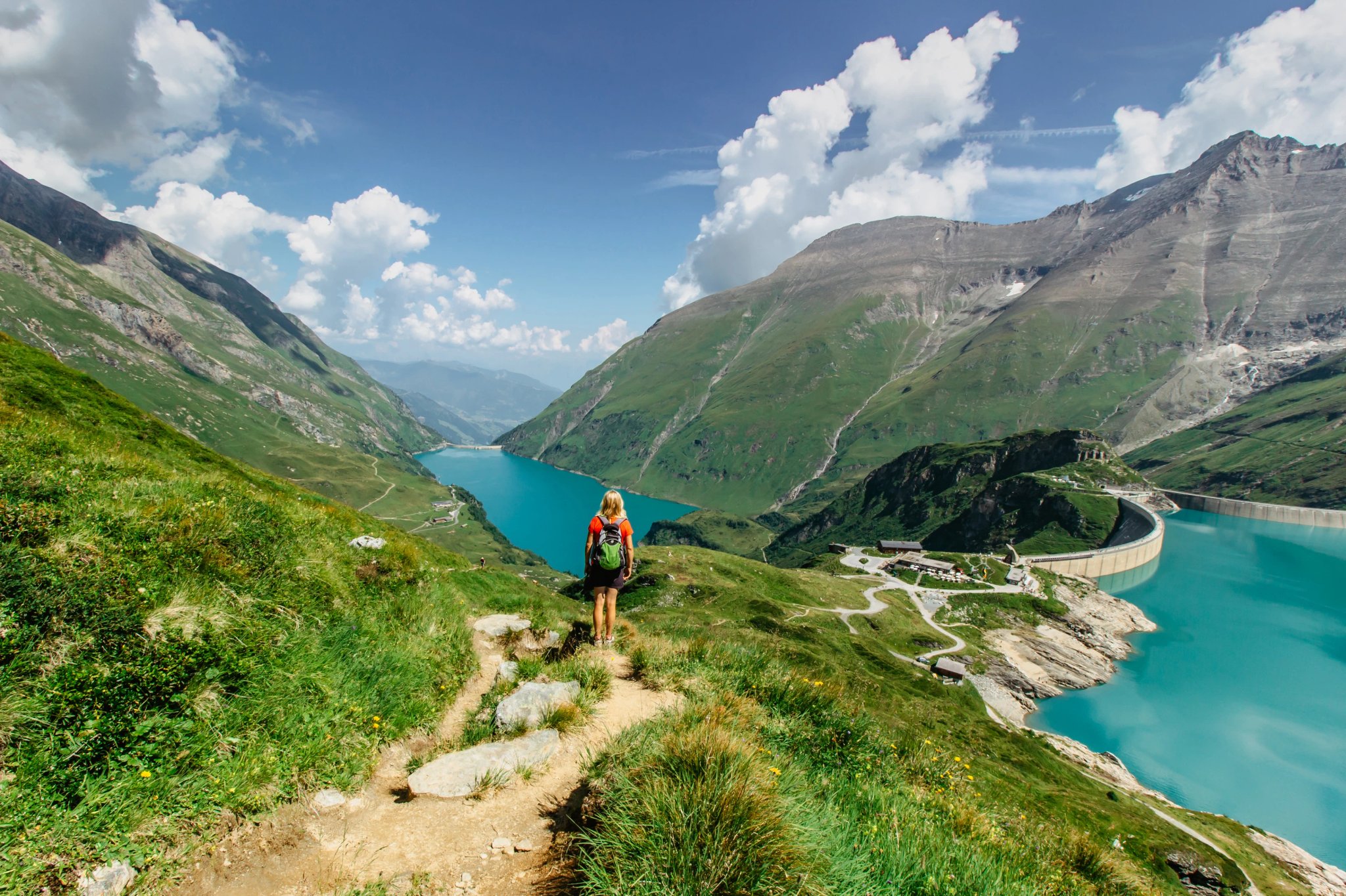 Belle vue panoramique de lacs de haute montagne.Fille en randonnée vers le barrage de Mooserboden dans les Alpes autrichiennes.Style de vie actif et sportif.Paysage naturel merveilleux,eau turquoise tranquille,scène de voyage de vacances