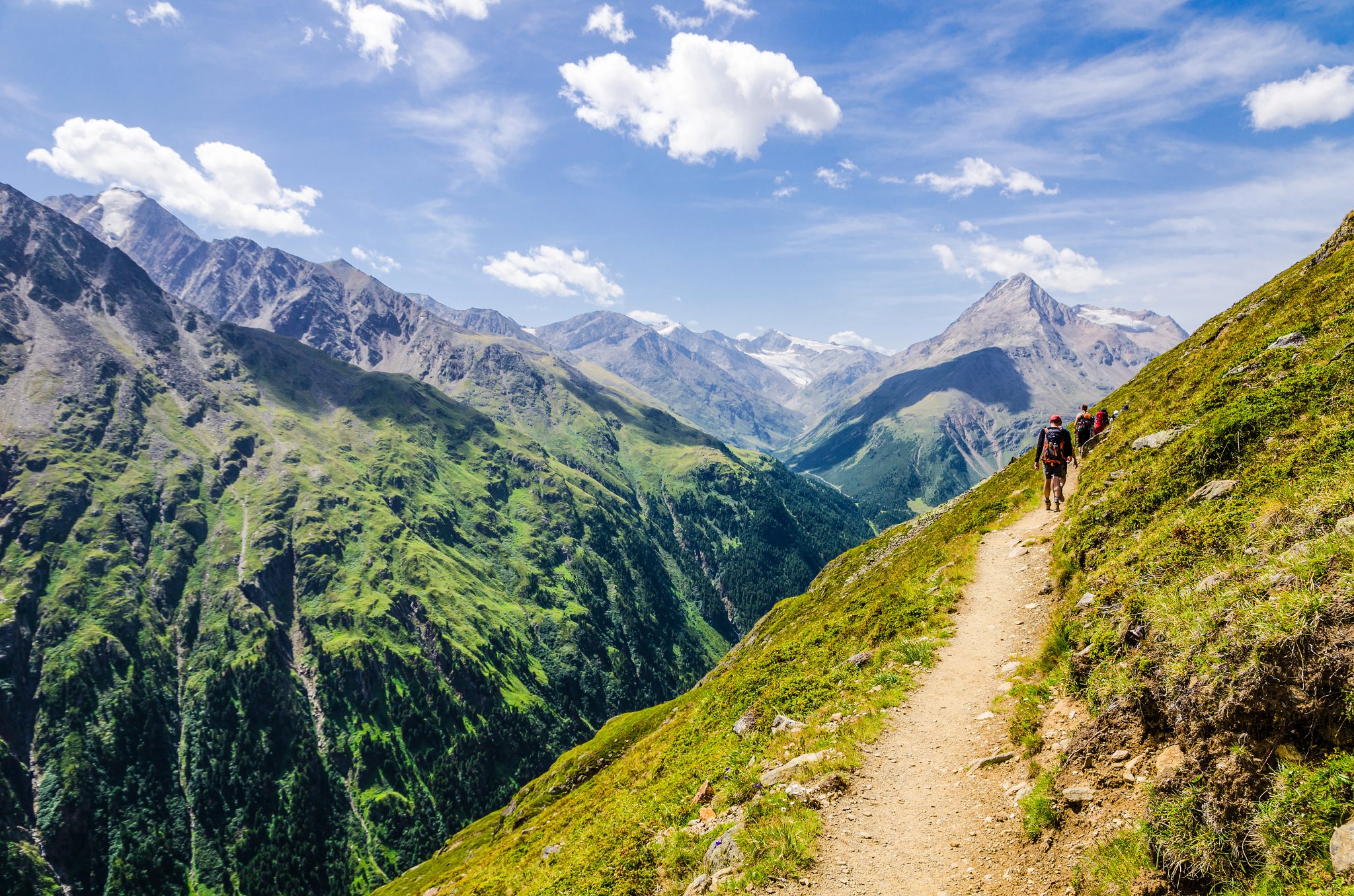 Sentier panoramique de Vent dans la réserve naturelle d'Ötztal, Autriche – Ce sentier fait partie du sentier de randonnée de longue distance E5 traversant les Alpes européennes de l'Allemagne à l'Italie.