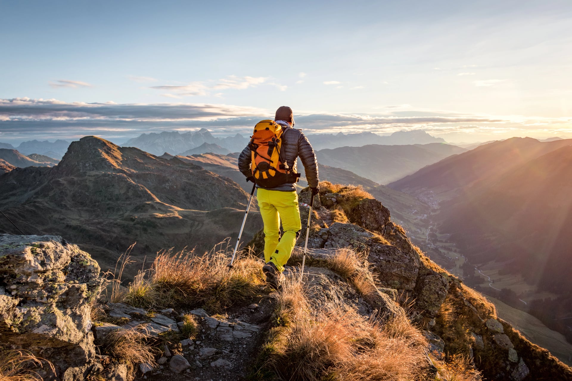 Bergsteiger wandert in den Bergen im Morgenlicht