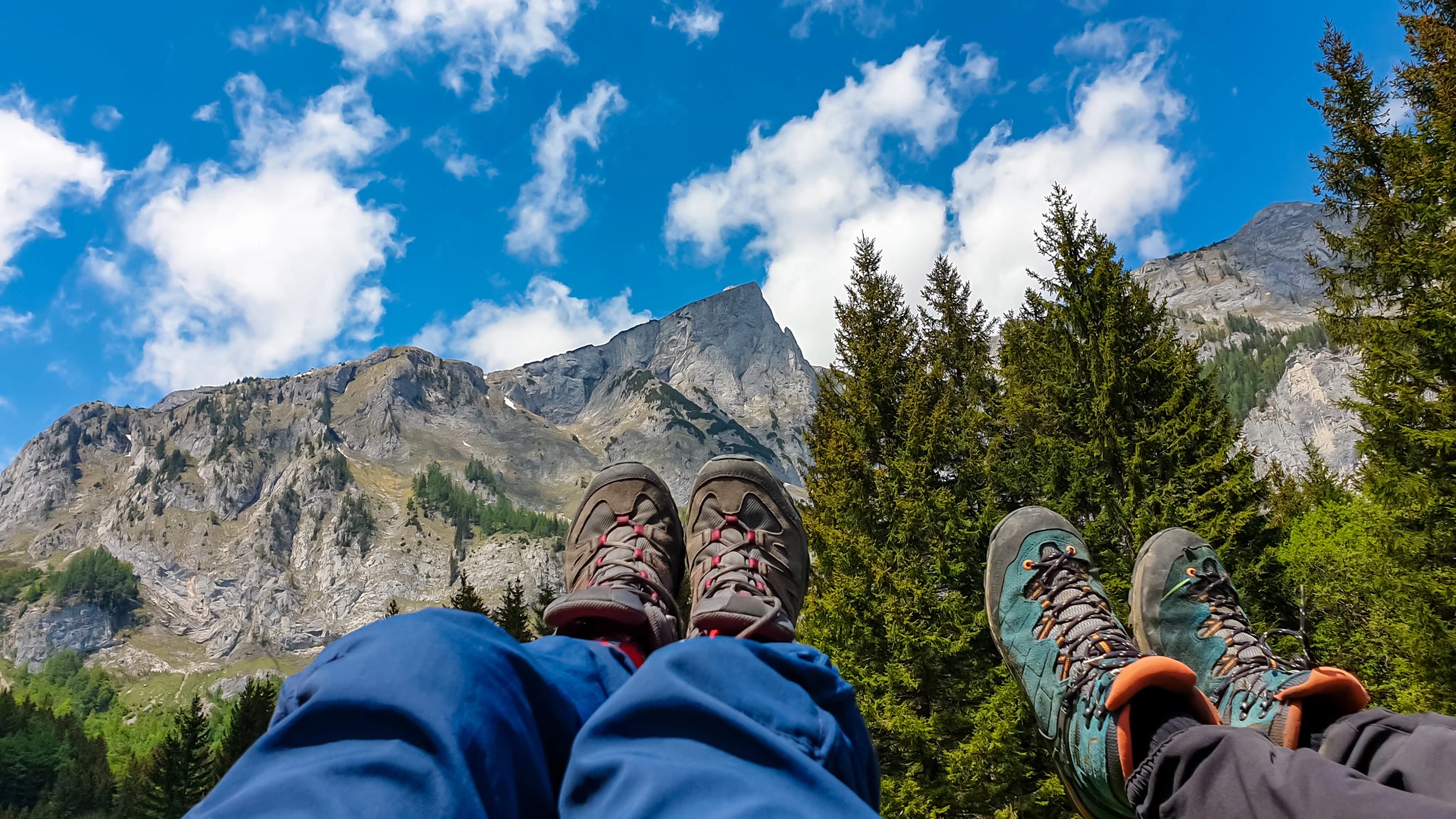Des gens montrant des chaussures de randonnée avec vue panoramique sur les montagnes de la région de Hochschwab en Haute-Styrie, Autriche. Sommet aigu de Zinken dans les belles Alpes en Europe. Concept de tourisme de liberté