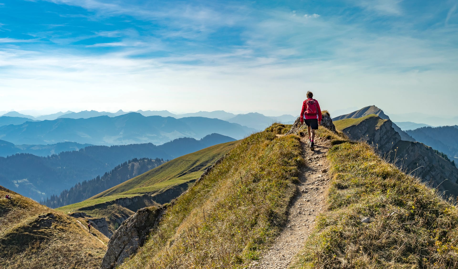 belle femme senior, randonnée en automne sur la crête de la chaîne Nagelfluh près d'Oberstaufen, région d'Allgäu, Bavière, Allemagne, sommet de Hochgrats en arrière-plan
