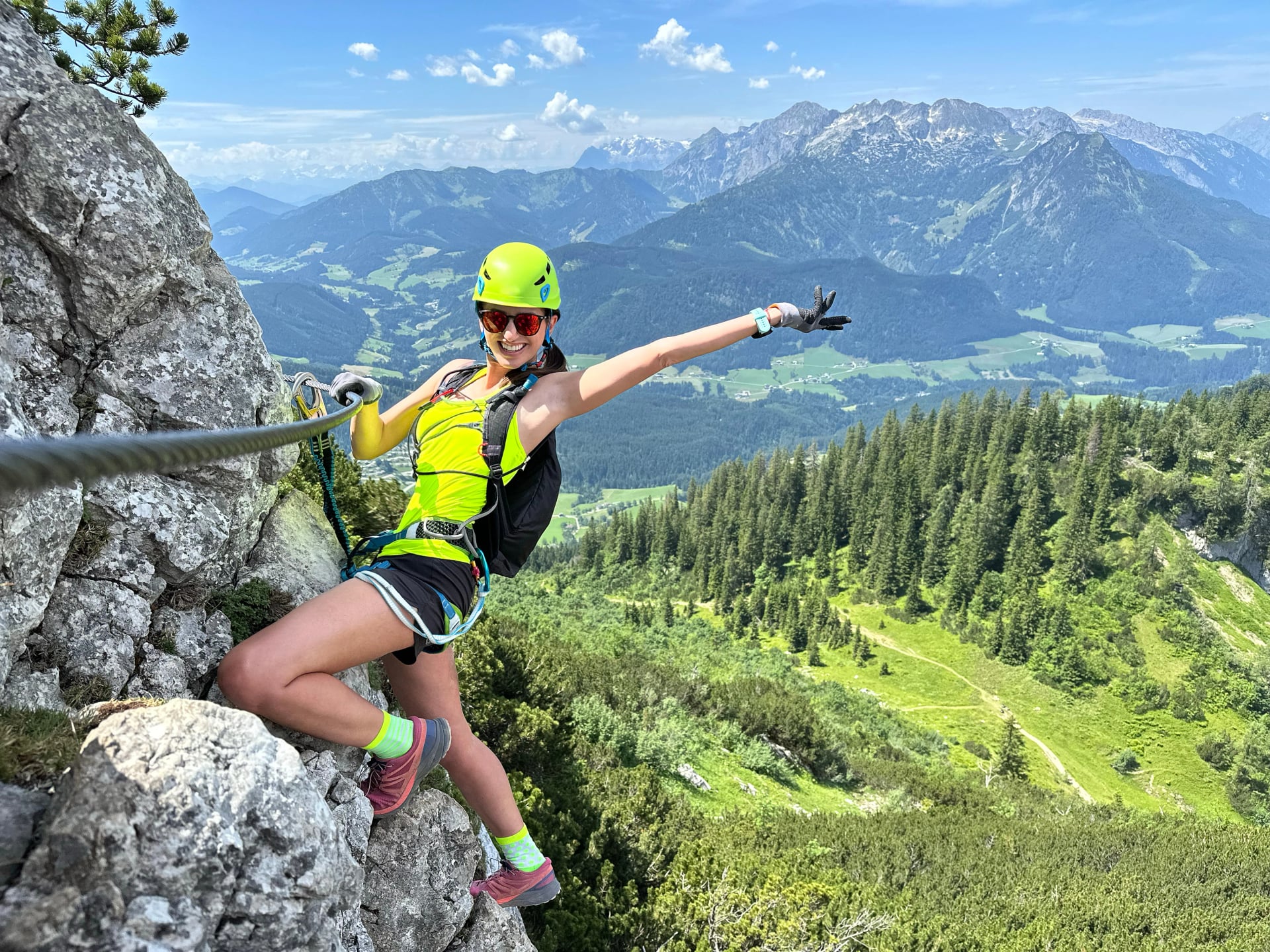 Grimpeuse sur une via ferrata - escaladant une roche dans les Alpes autrichiennes