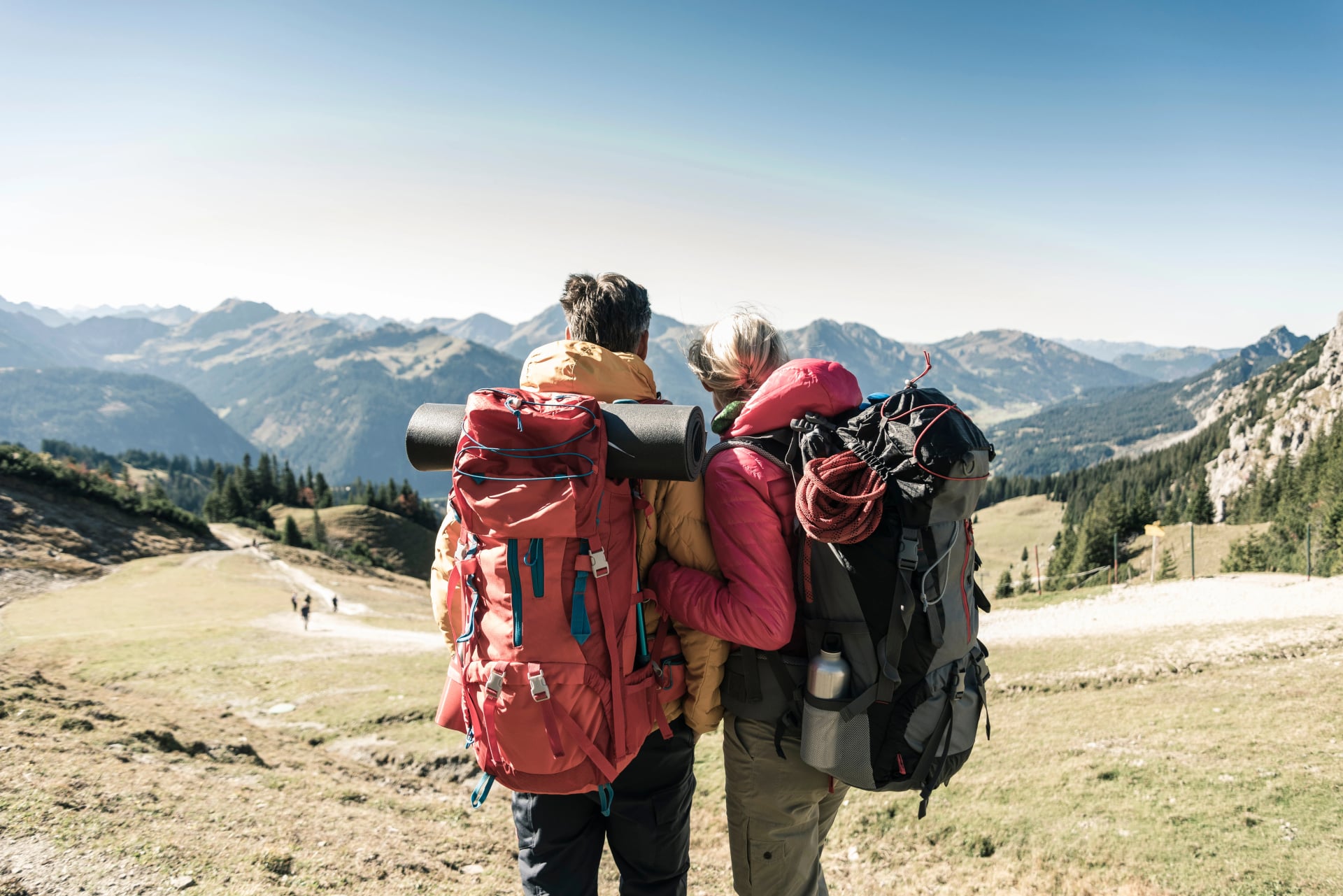 Autriche, Tyrol, vue arrière d'un couple lors d'un voyage de randonnée dans les montagnes profitant de la vue