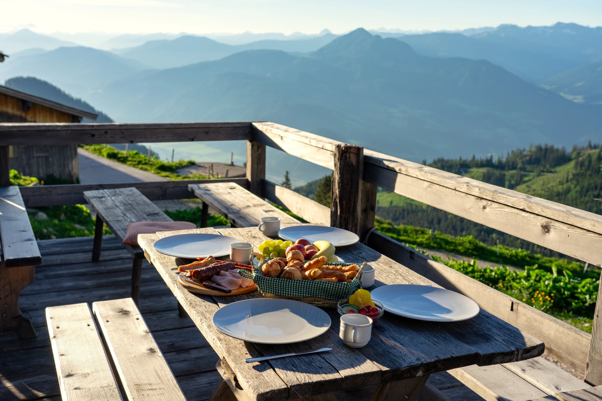 petit-déjeuner dans une hutte traditionnelle dans les alpages du Tyrol avec des fruits et de la saucisse