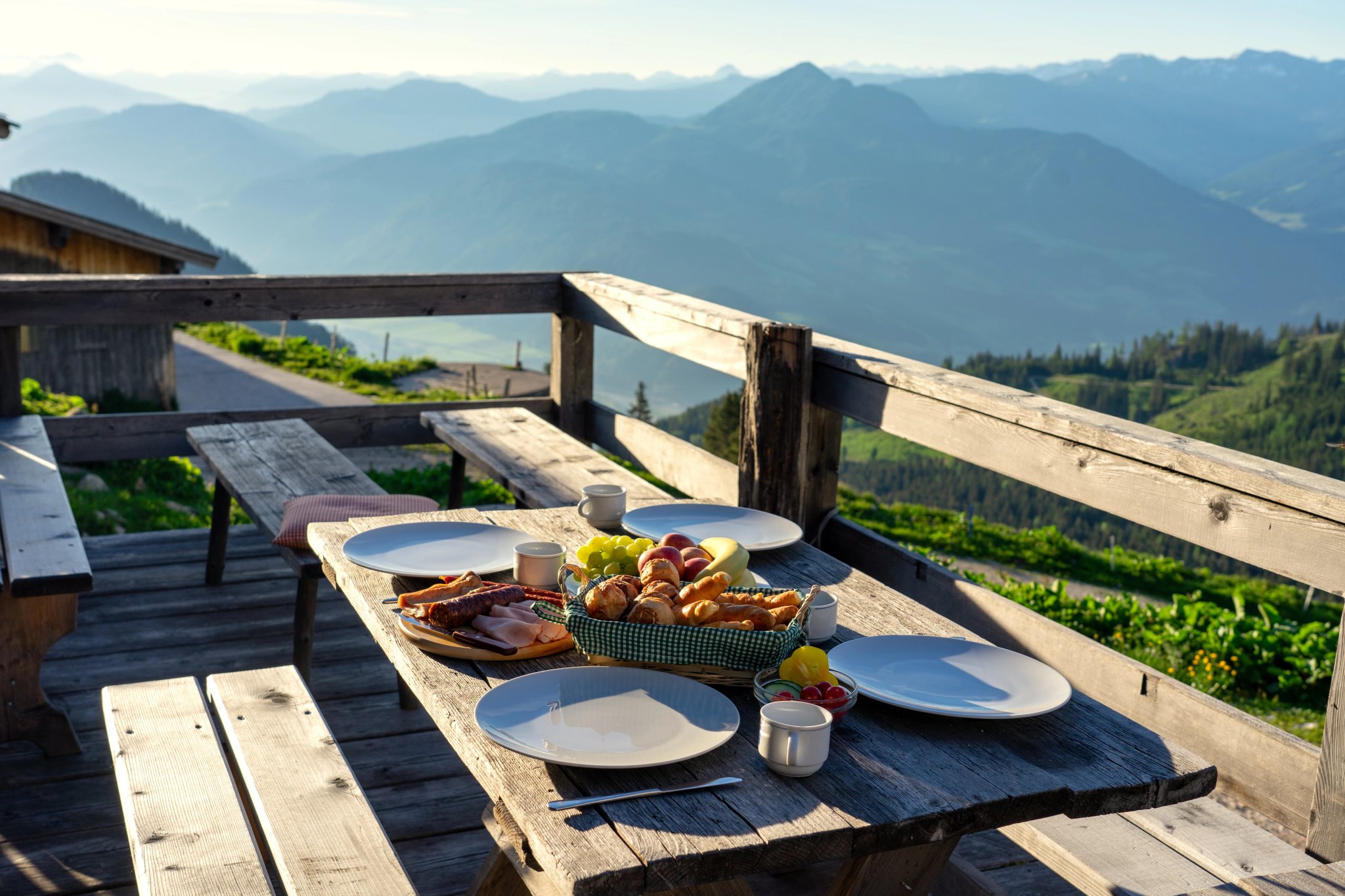 petit-déjeuner dans une hutte traditionnelle dans les alpages du Tyrol avec des fruits et de la saucisse
