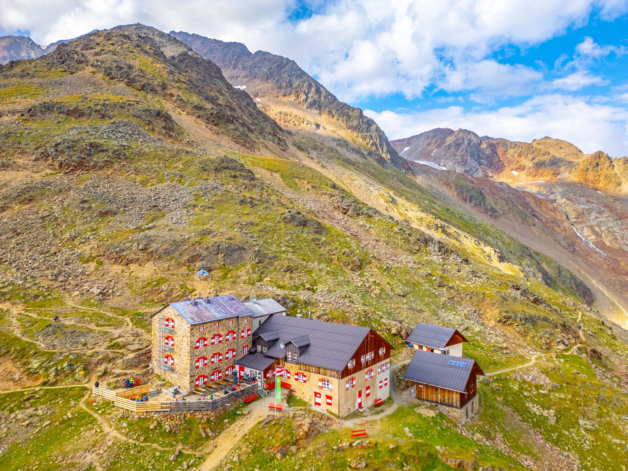 Indlejret i de betagende Øtztal Alper, giver Breslauer Hytte et perfekt hvilested for vandrere og eventyrere. De majestætiske toppe og det farverige landskab forbedrer skønheden ved dette alpine tilflugtssted.