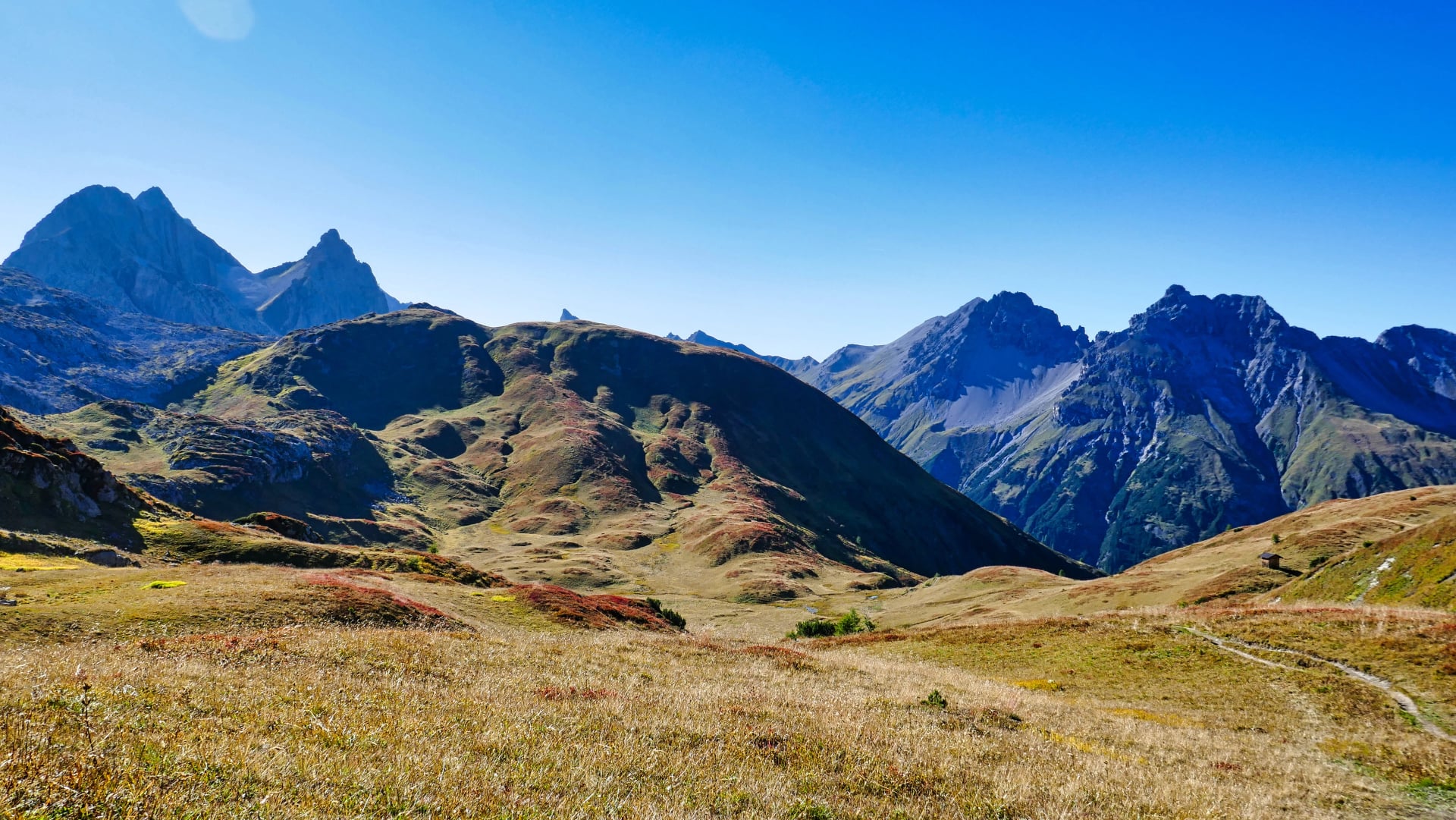 Atmosfera autunnale lungo il sentiero alpino di Lechtal con vista fantastica su Hintere Schmalzgrubenspitze, Kuglaspitze, Erlispitze, Roggspitze