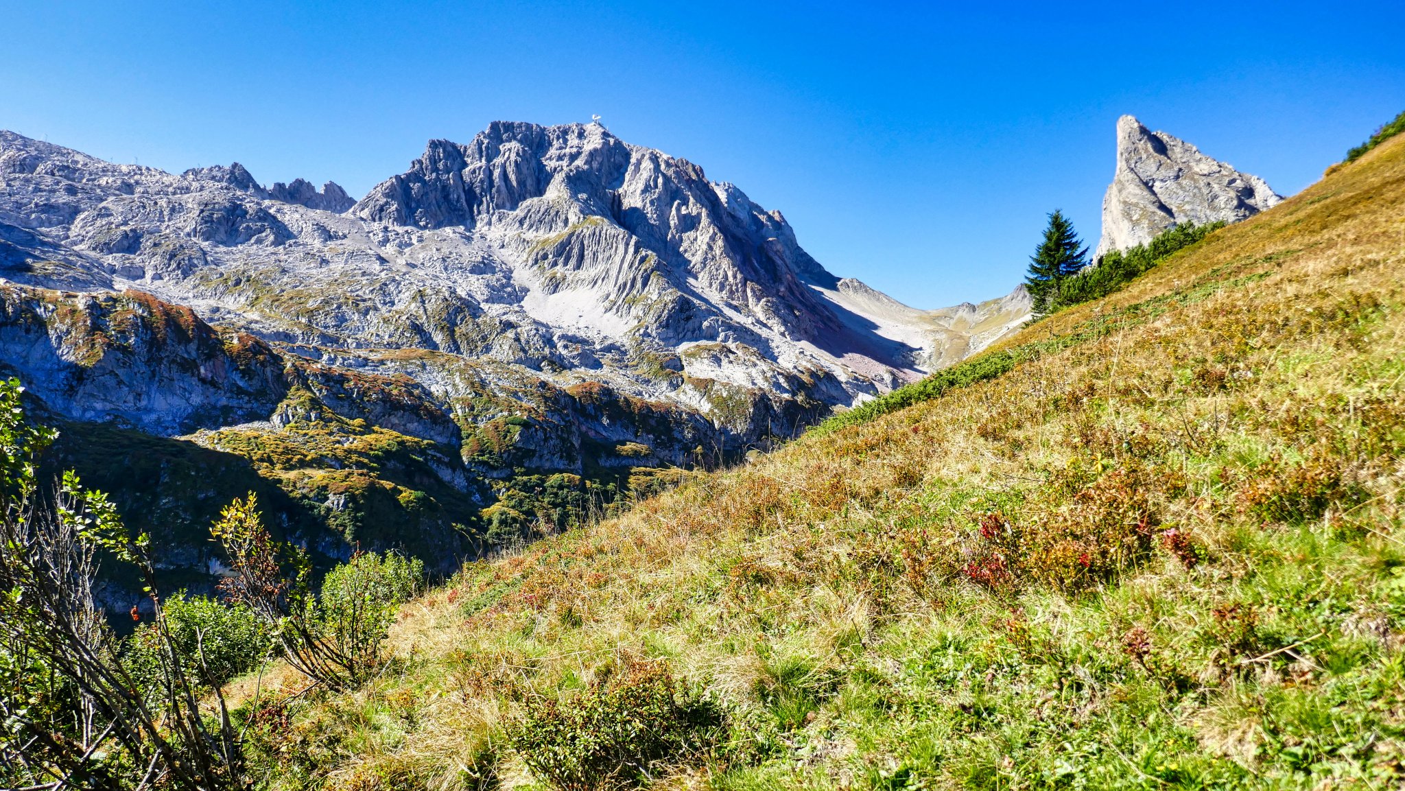 Auf dem Lechtaler Höhenweg mit Blick auf die Roggspitze und Valluga
