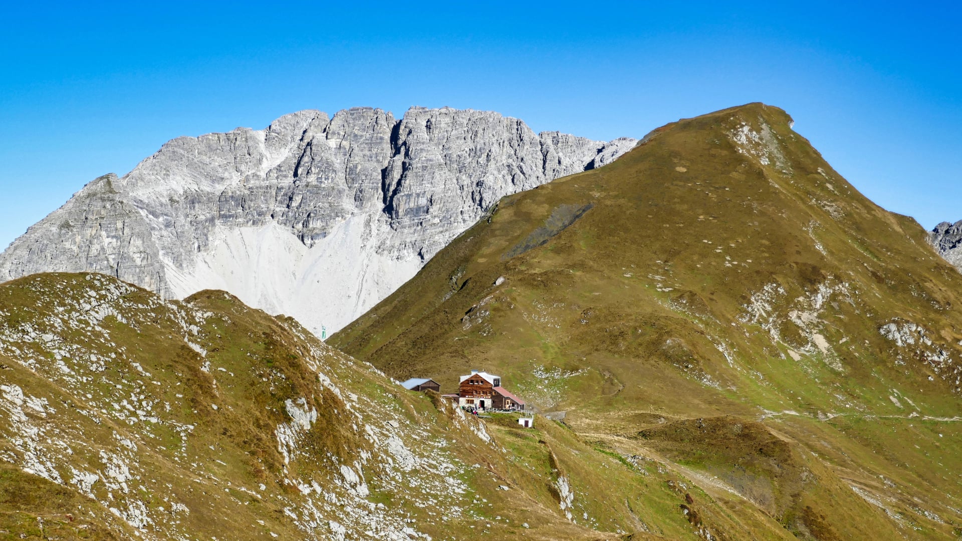 Auf dem Lechtaler Höhenweg mit Blick zur Stuttgarter Hütte