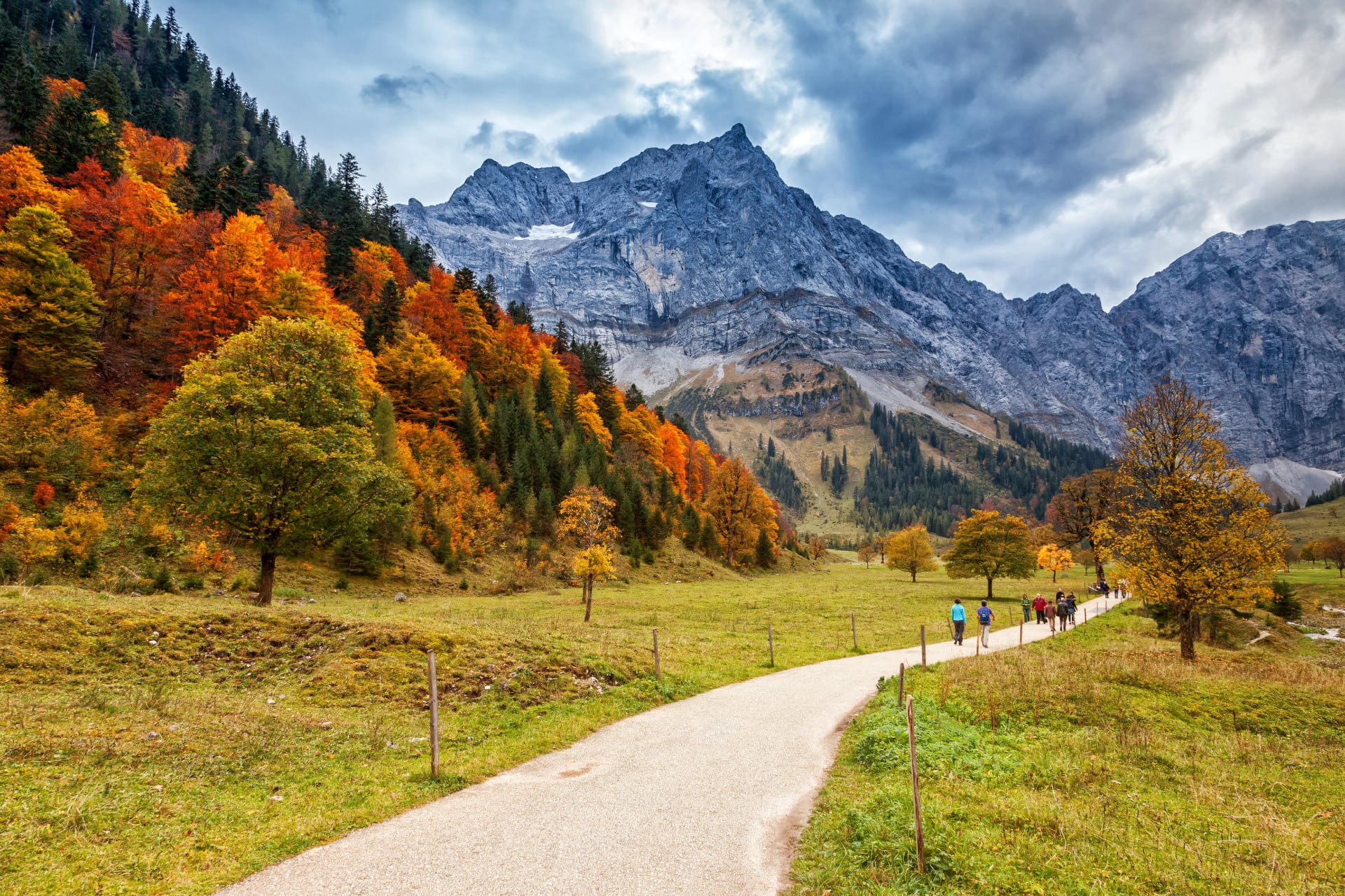 Sentiero attraverso il paesaggio montano autunnale nelle Alpi, Engalm, Austria, Tirolo.