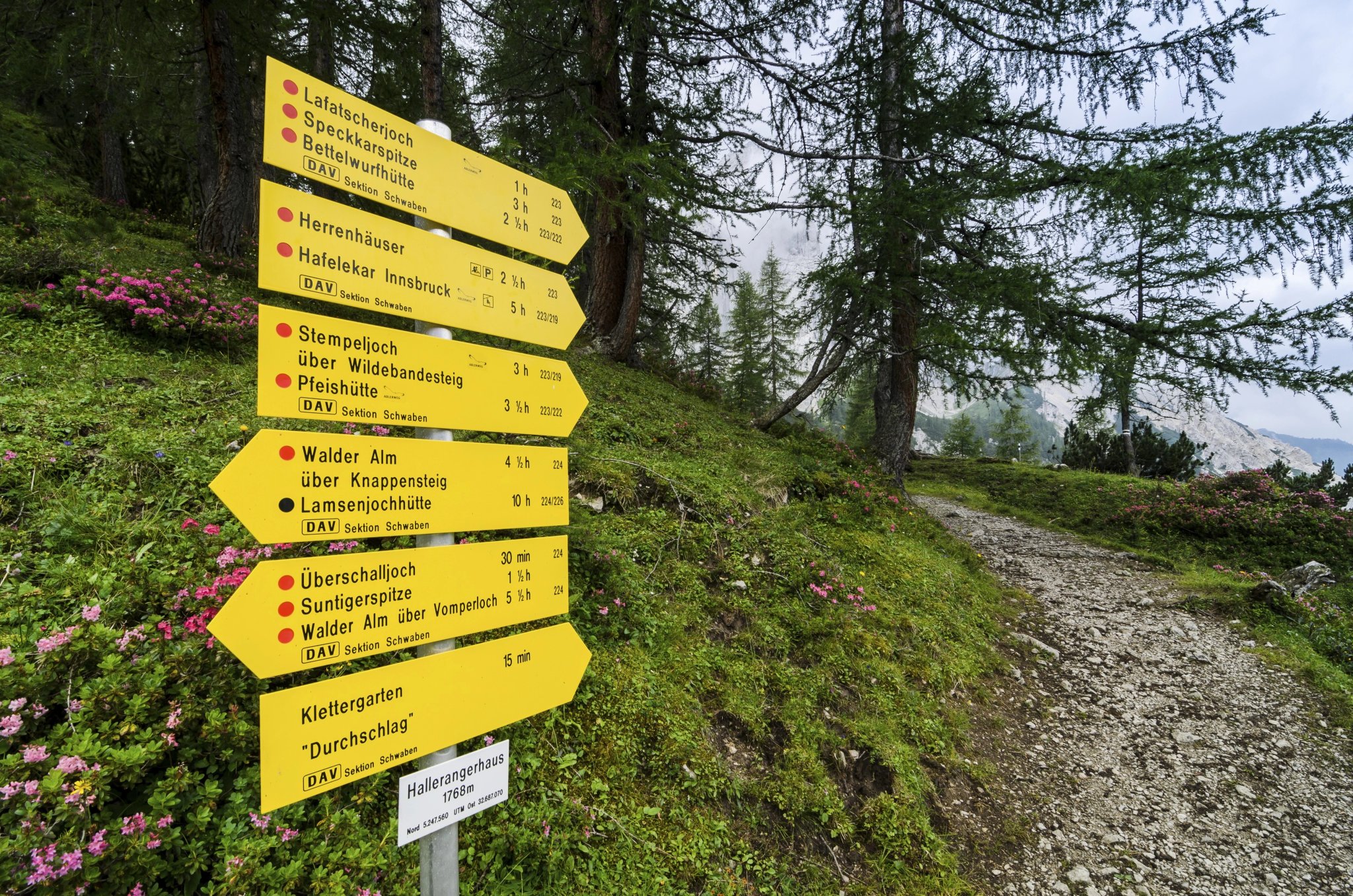 Wanderweg und Wegweiser des Alpenvereins, Karwendelgebirge Nationalpark, Tirol, Österreich, Europa