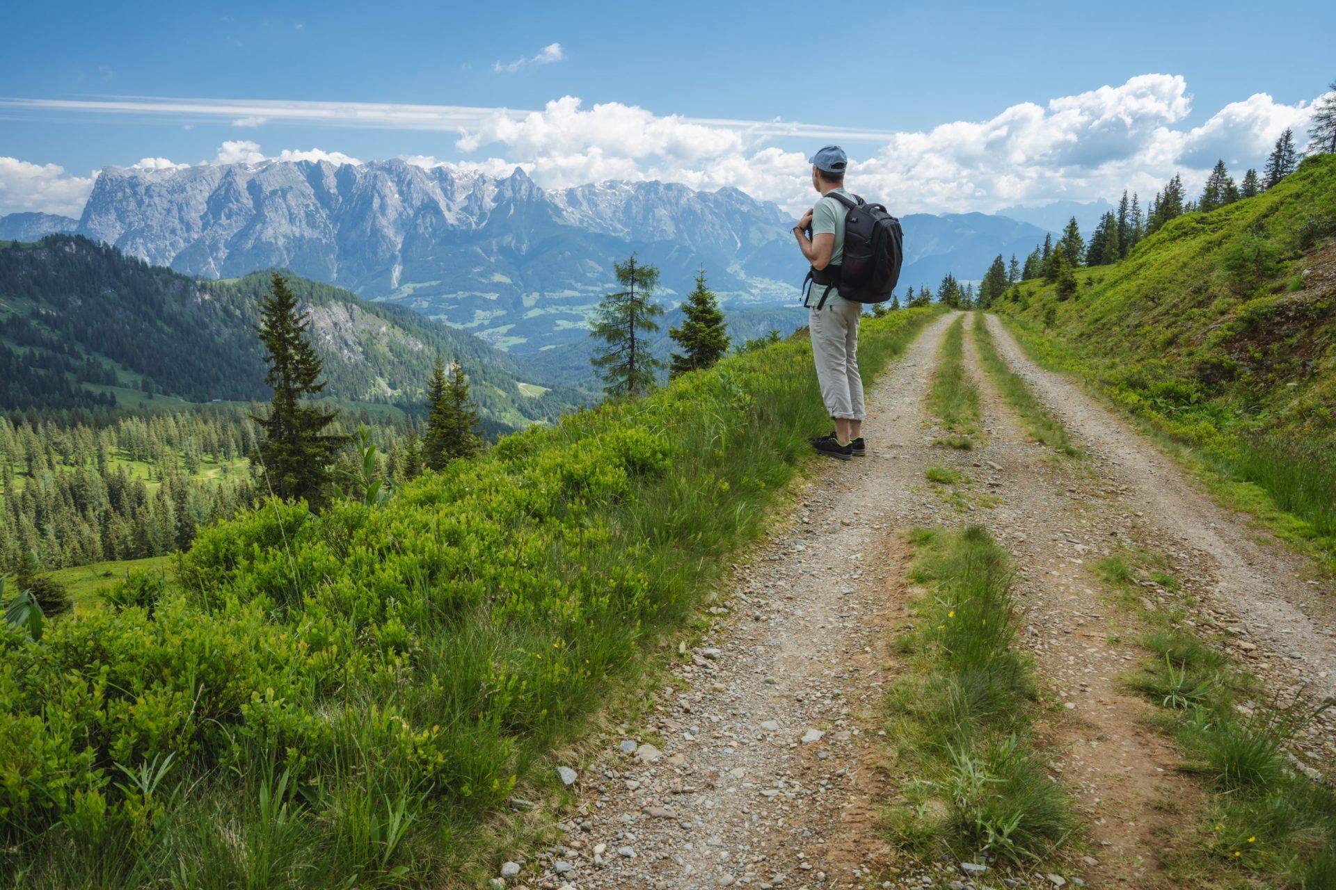 Matkailija mies vaellusreitillä nauttimassa Wilder Kaiser -vuorista, Tirol - Itävalta