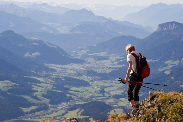 wandern am wilden kaiser in österreich mit blick ins tal