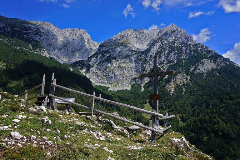 Seilabodenkreuz im Wilden Kaiser mit Blick zum Sonneck; Tuxeck und Treffauer