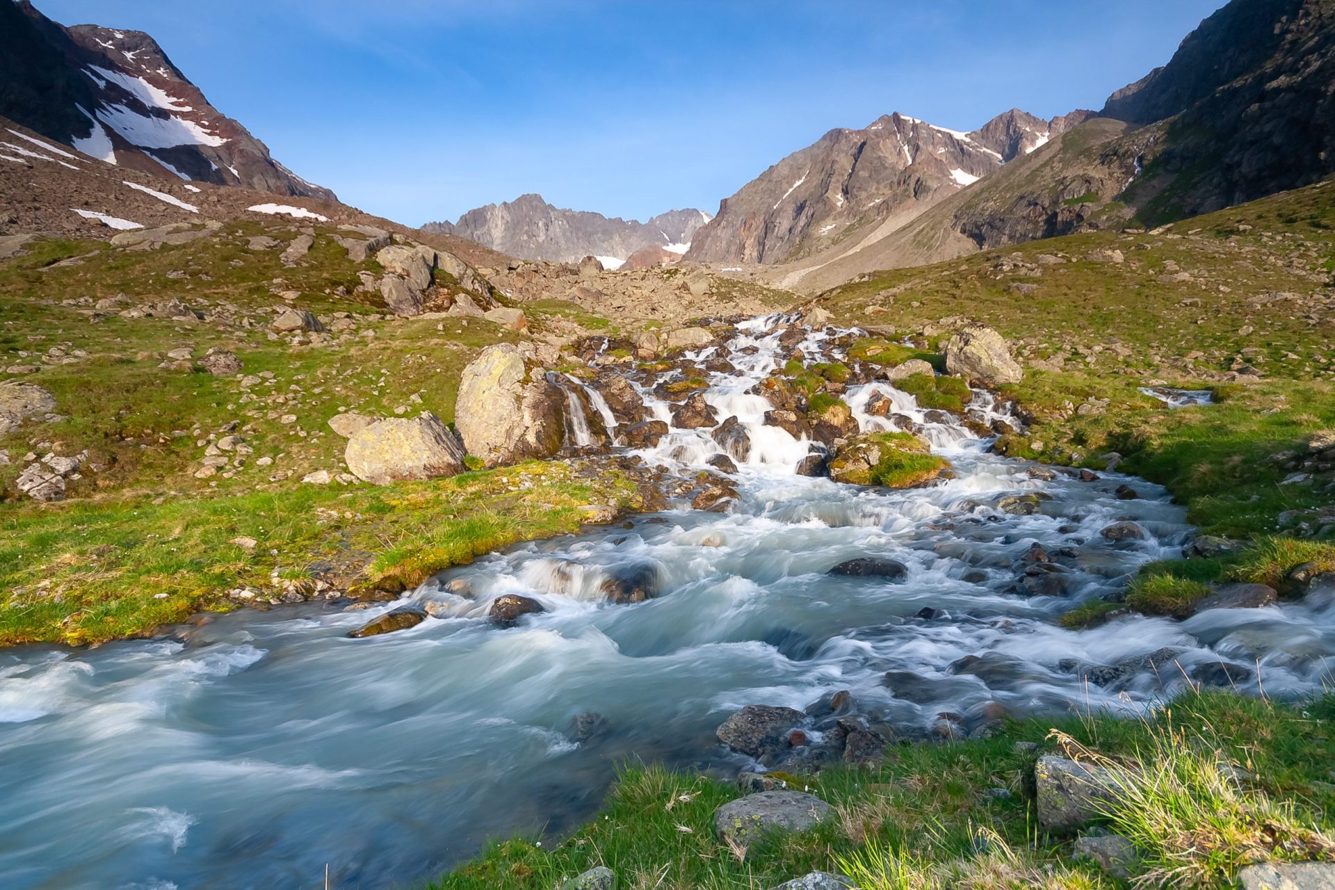 Frischer Bach im Fluss, der von den Gletschern talaufwärts in der Nähe der Neuen Regensburger Hütte kommt, Stubaier Tiroler Alpen, Österreich