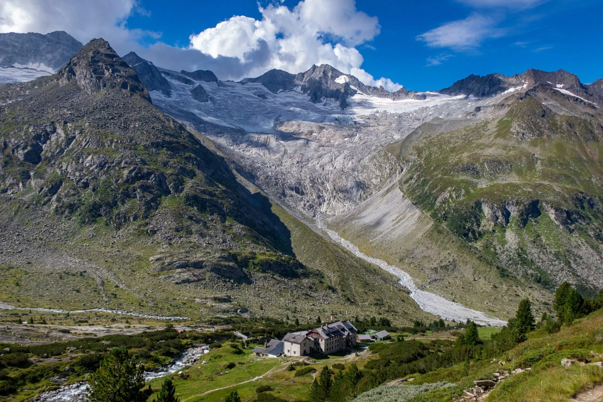 Il rifugio Dresdner Hütte nelle Alpi in un giorno di sole