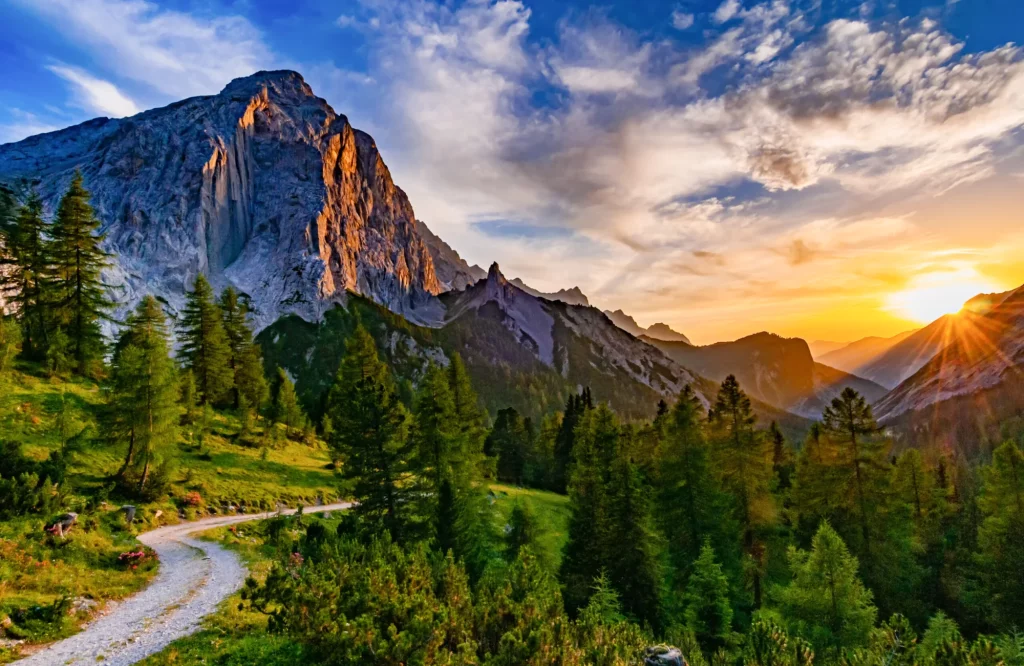 Sonnenuntergang mit Blick vom Hallerangerhaus auf den Lafatscher Berg