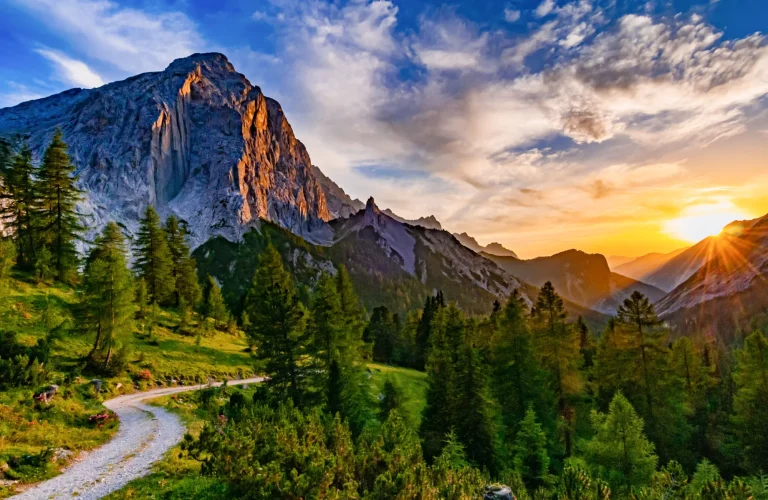 Sonnenuntergang mit Blick vom Hallerangerhaus auf den Lafatscher Berg