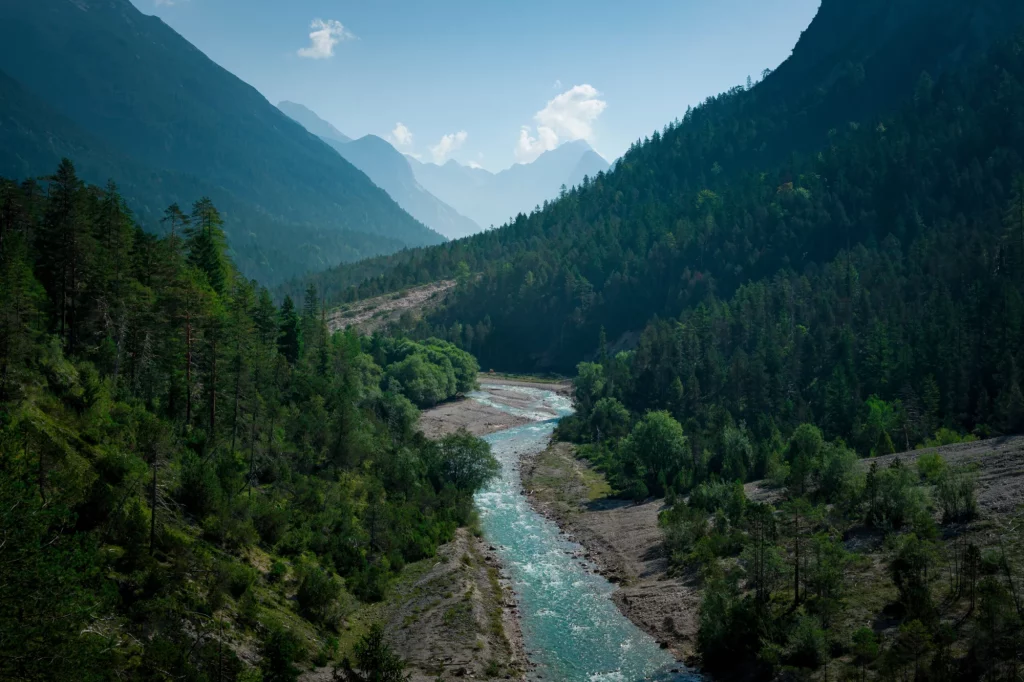 Río Isar de color turquesa fluyendo a través de las montañas Karwendel durante un día soleado de cielo azul en verano, Tirol Austria.