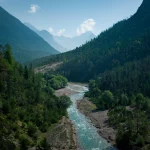 Río Isar de color turquesa fluyendo a través de las montañas Karwendel durante un día soleado de cielo azul en verano, Tirol Austria.