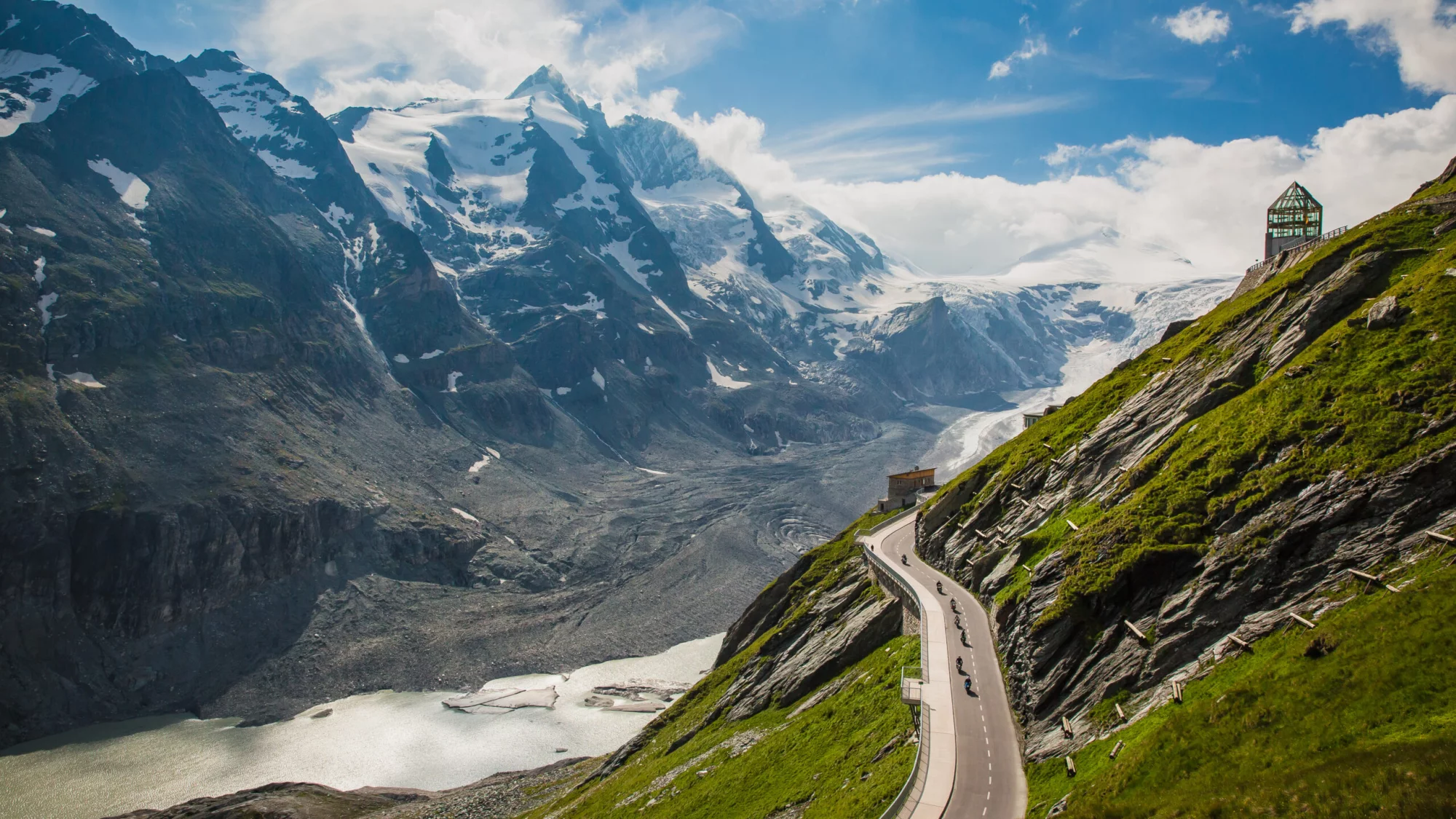 Cordillera de los Alpes austriacos con el pico Grossglockner en verano