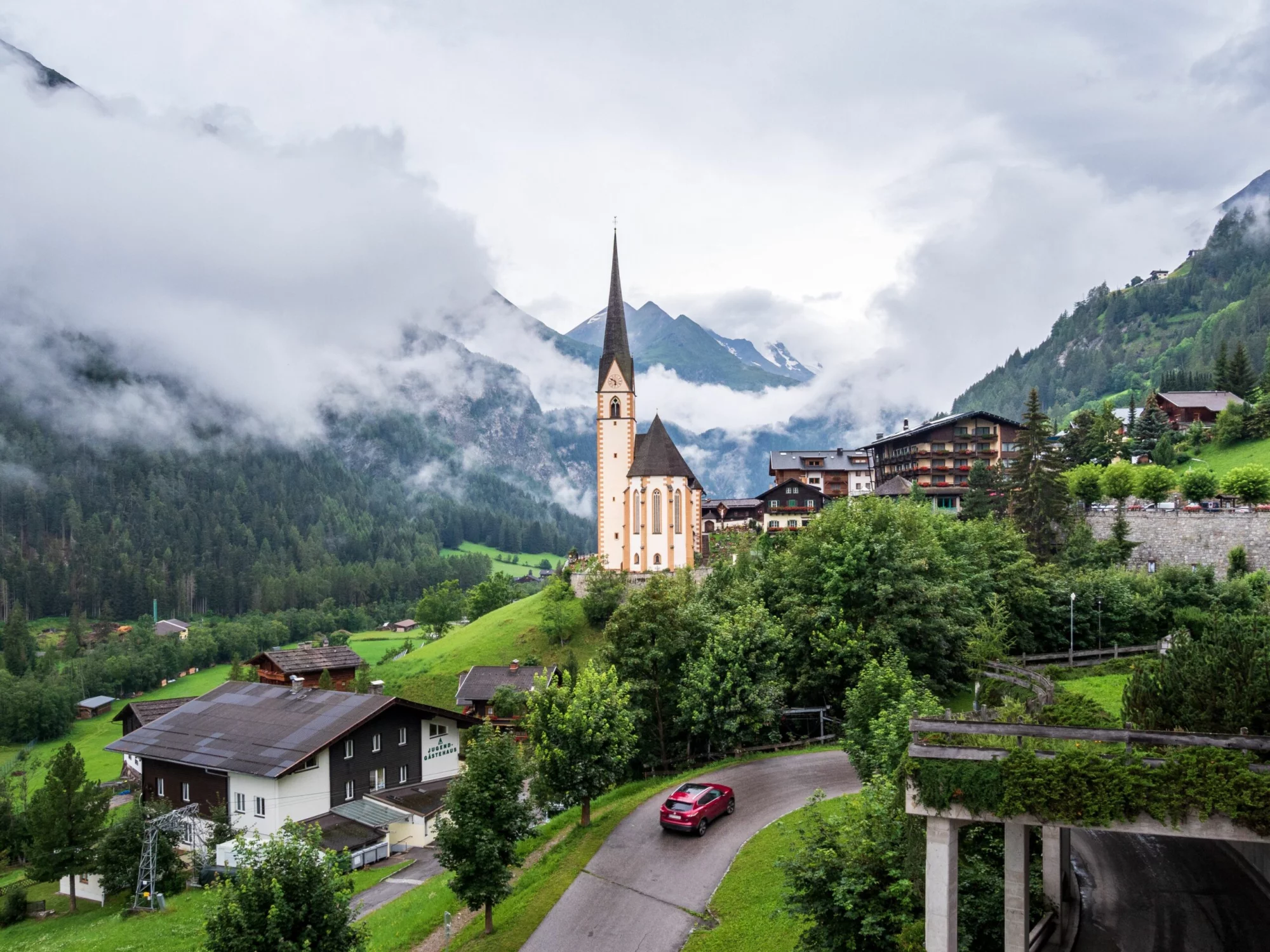 Hermosa toma de la iglesia de San Vicente en Heiligenblut en Grossglockner, Austria.